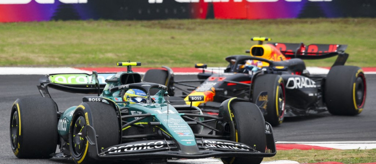 Fernando Alonso seguido de Checo Pérez en la Gran Premio de China