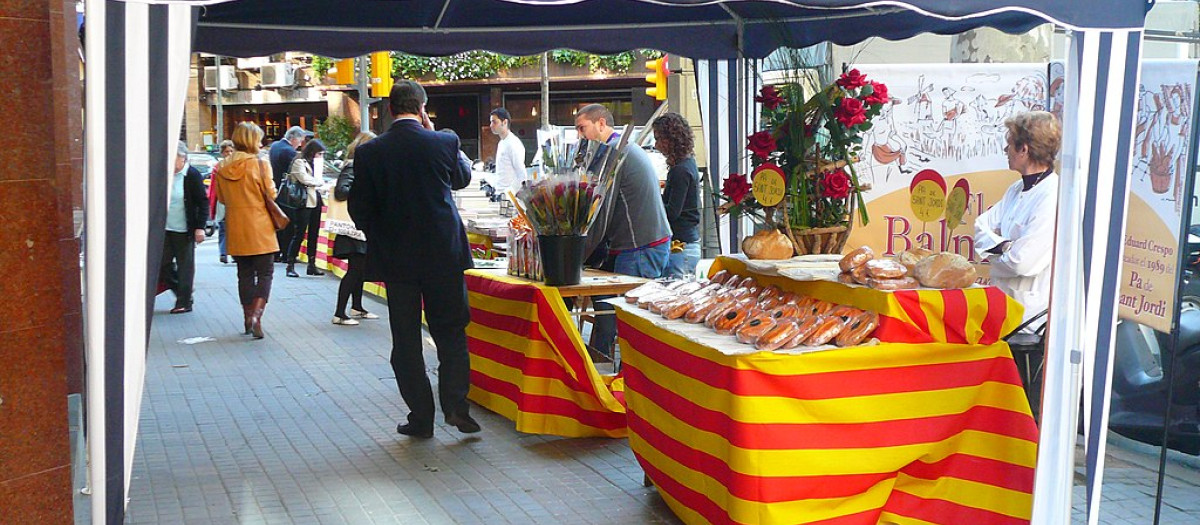 Paradas de Sant Jordi en la calle Balmes, en una imagen de archivo.