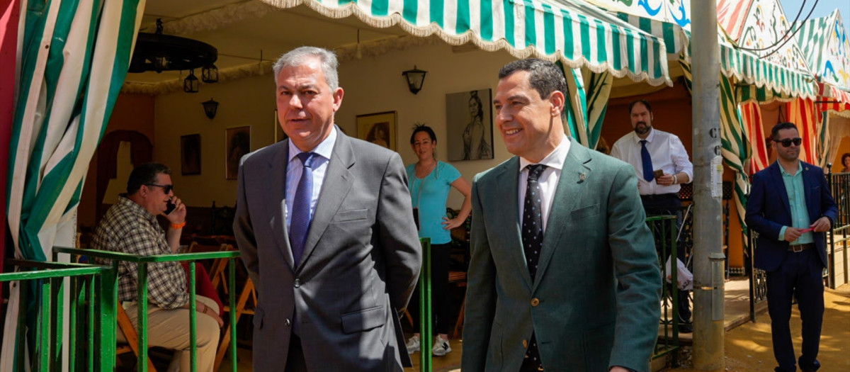 El presidente de la Junta de Andalucía, Juanma Moreno (i) y el alcalde de Sevilla, José Luis Sanz (d) pasean por el Real, a 16 de abril de 2024, en Sevilla, Andalucía (España). Hoy, en este caluroso martes de Feria, políticos de todas las ideologías llegan para pasear por el Real y visitar diversas casetas, tanto sindicales como empresariales.
Joaquin Corchero / Europa Press
16/4/2024