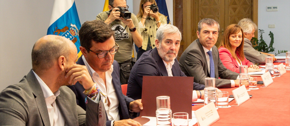 El presidente del Gobierno de Canarias, Fernando Clavijo (3i), durante reunión de la Comisión bilateral Canarias-Estado