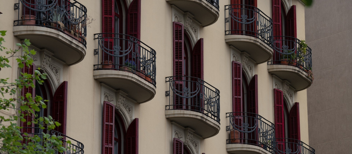 Fachada de un edificio, a 25 de abril de 2023, en Barcelona.