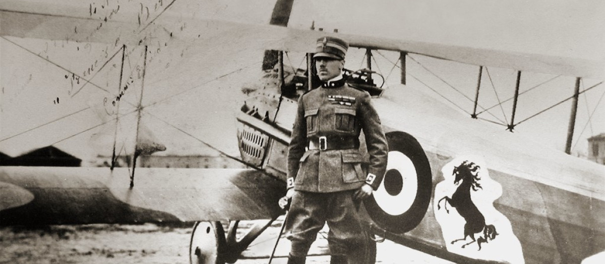 Francesco Baracca posando junto a su SPAD S.XIII. La última fecha posible de la foto es junio de 1918 (fecha de la muerte)