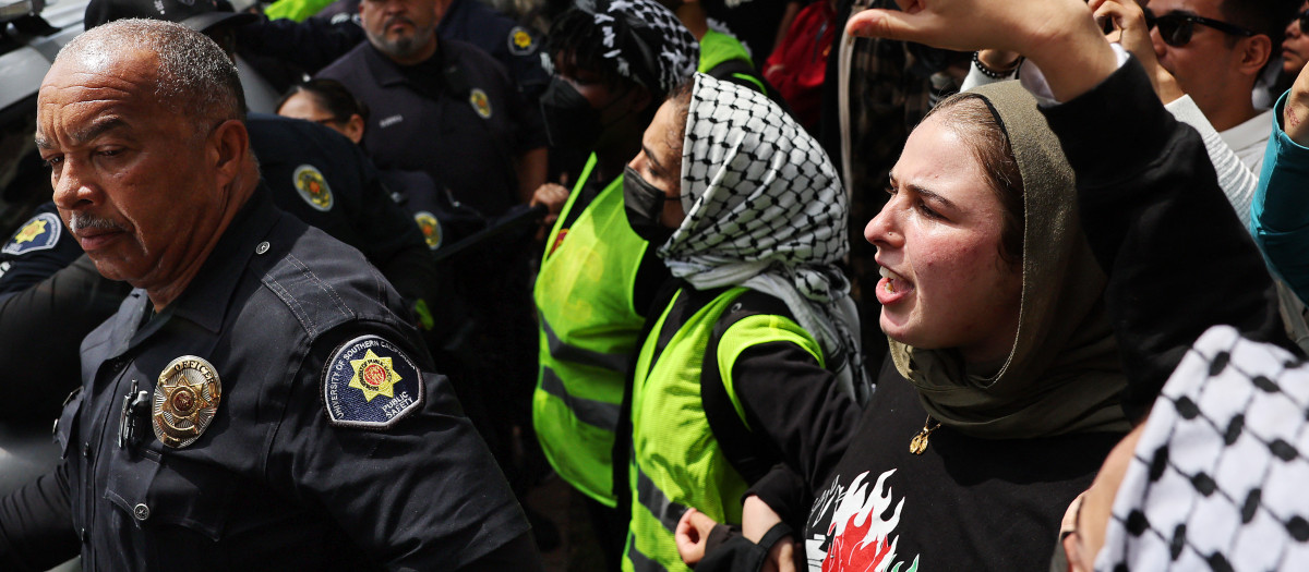 Manifestantes pro palestinos resguardados por la policía en el campus de la Universidad de California