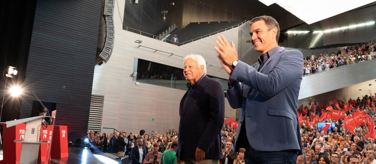 El expresidente del  gobierno Felipe González (i) y el presidente del Gobierno Pedro Sánchez (d)