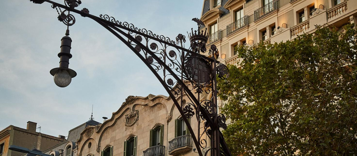 Una de las farolas modernistas del Paseo de Gracia.