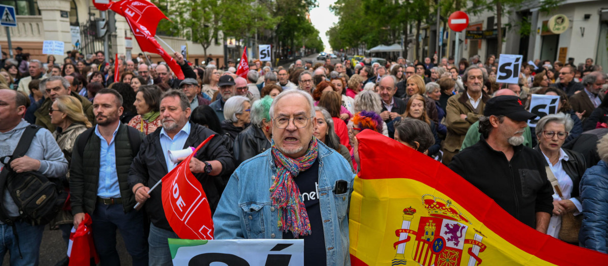 Asistentes a la manifestación en apoyo al presidente del Gobierno bajo el lema 'Todos a Ferraz. Pedro no está solo'