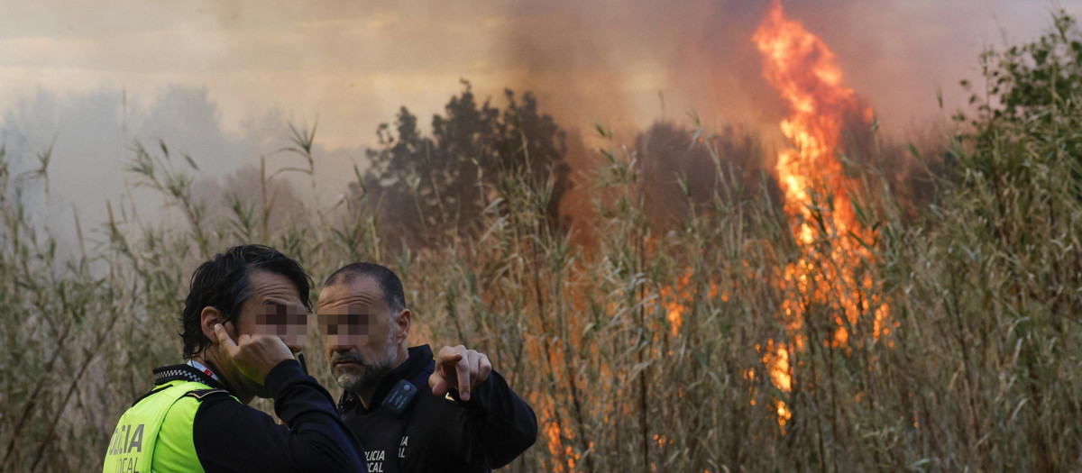 Efectivos, luchando contra el fuego en Riba-roja