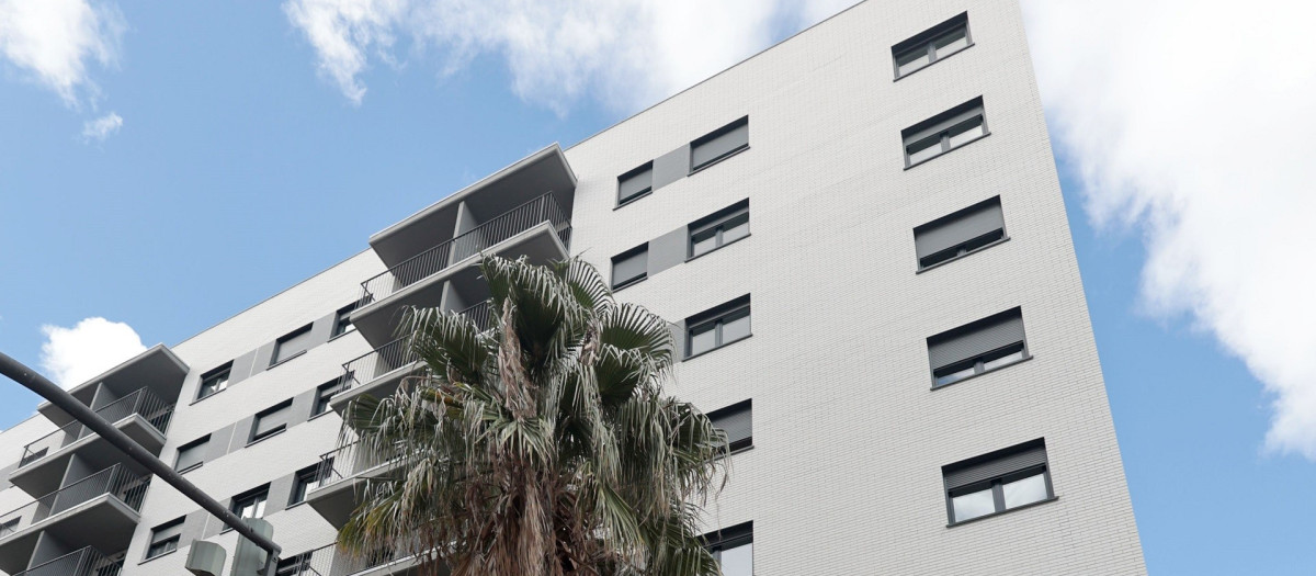 Fachada del edificio puesto por el Ayuntamiento para los afectados por el incendio del mes de febrero en Valencia