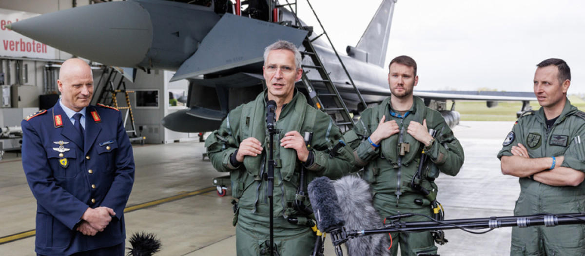 Jens Stoltenberg tras participar en un ejercicio de vuelo en un Eurofighter alemán