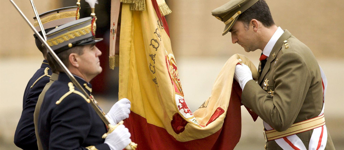 Don Felipe, cuando renovó su juramento de bandera en el vigésimo aniversario de su promoción