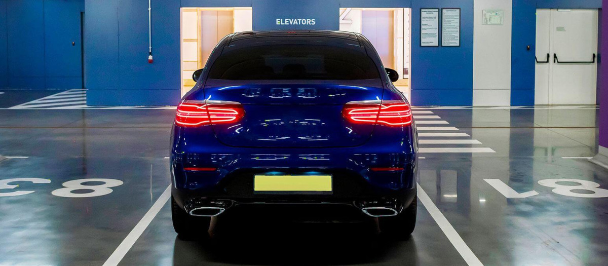 El coche no debe pisar ni las líneas