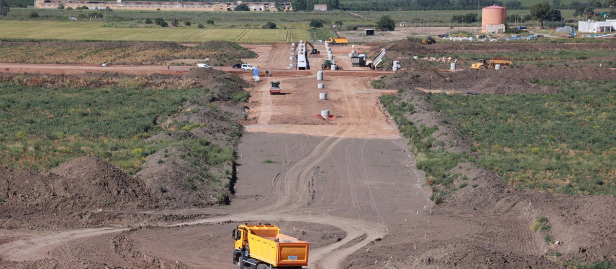 29/04/2024 Córdoba.- La base logística del Ejército de Tierra avanza conforme a los plazos establecidos.

La ministra de Defensa, Margarita Robles, se ha desplazado este lunes a Córdoba, donde ha sido testigo de la evolución de las obras de la base logística del Ejército de Tierra (BLET) 'General de ejército Javier Varela', que avanzan conforme a los plazos establecidos.

POLITICA ANDALUCÍA ESPAÑA EUROPA CÓRDOBA
ROCÍO FERNÁNDEZ/EUROPA PRESS