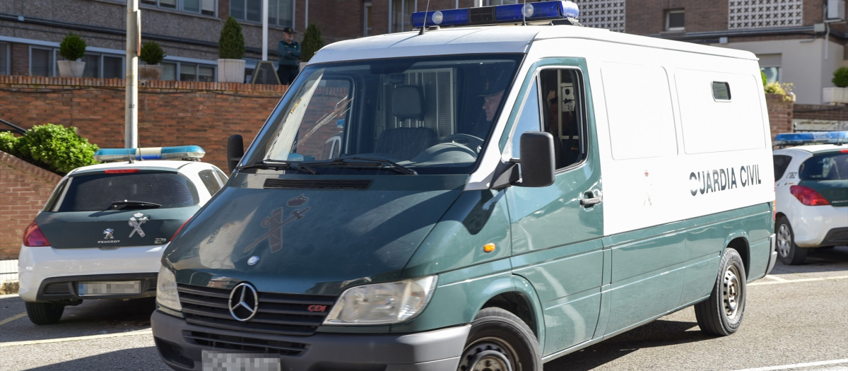 Un furgón de la Guardia Civil lleva a los detenidos por el crimen de Chiloeches