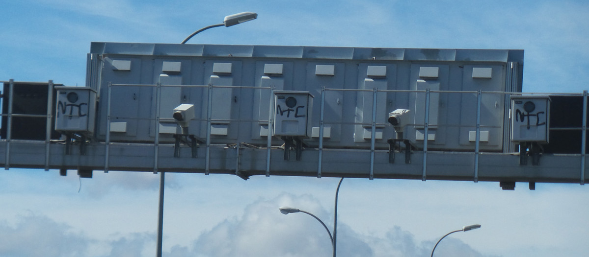 Radares ocultos tras un panel de carretera