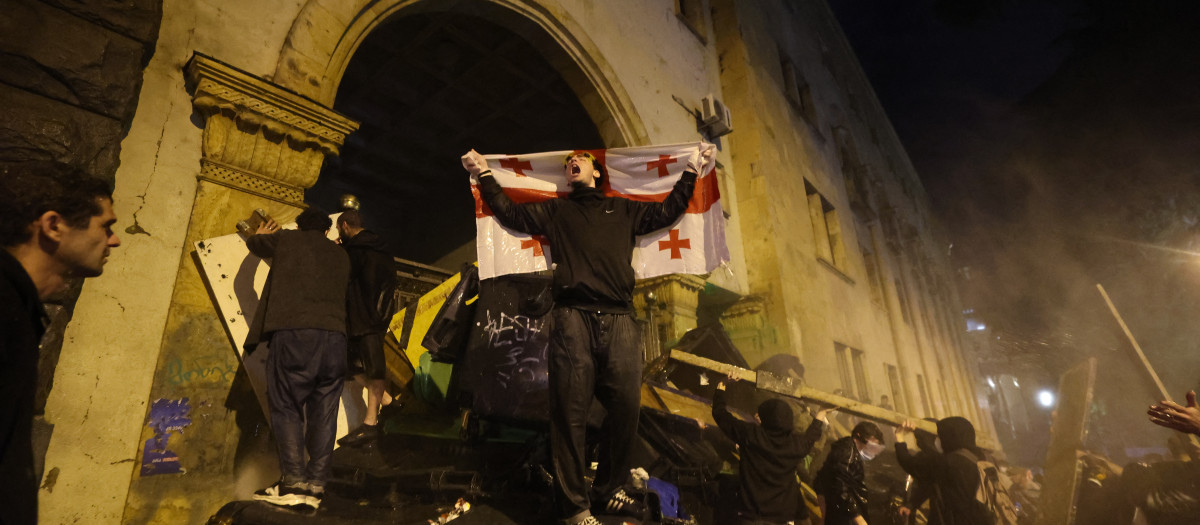 Las manifestaciones ante el Parlamento de Georgia amenazan con convertirse en una revolución