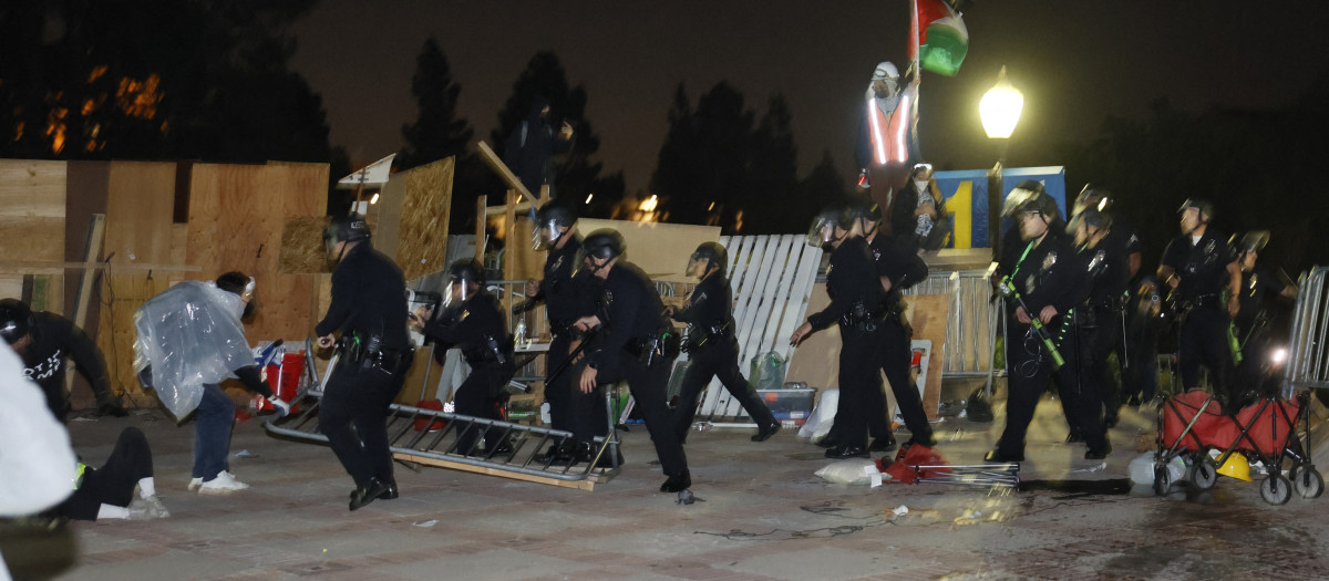 La policía trata de desalojar a los manifestantes de la Universidad