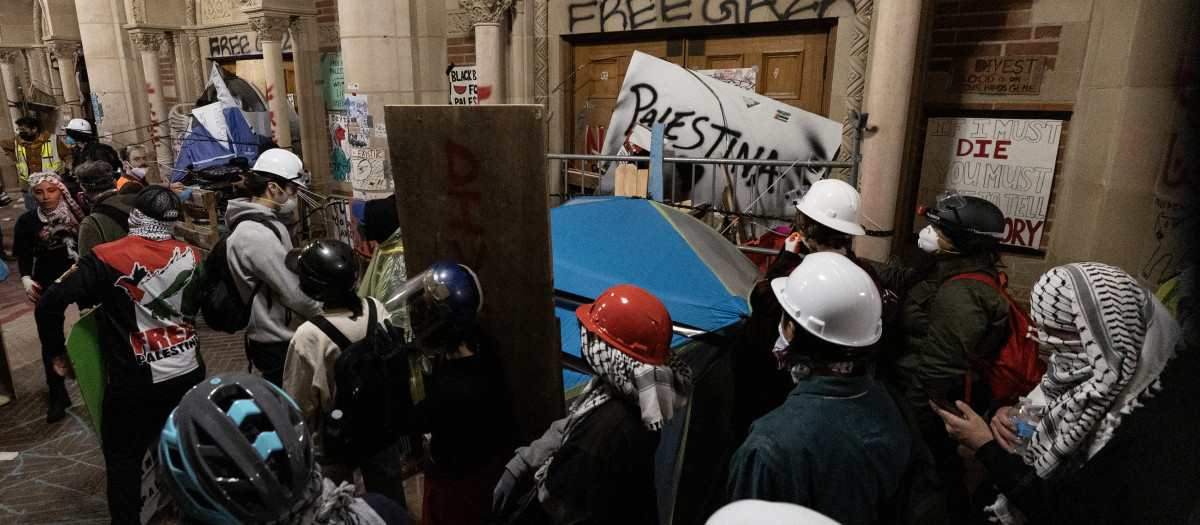 El campus de la Universidad de California quedó vandalizado por el asalto de los radicales