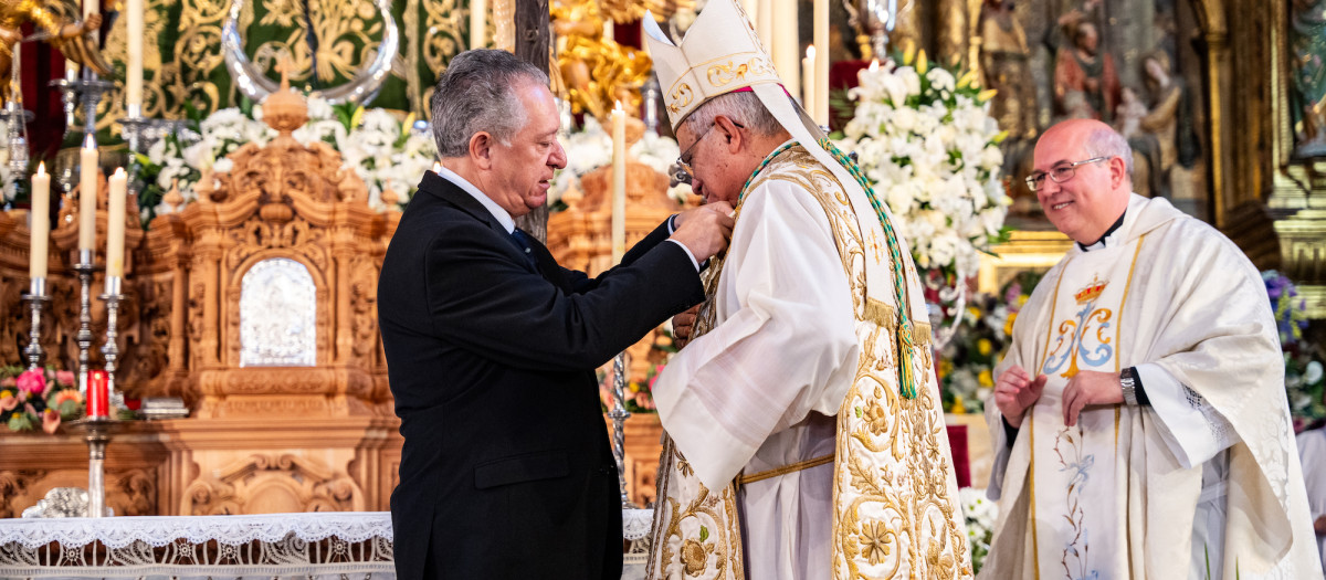 El obispo, Demetrio Fernández, recibe el emblema de oro de la archicofradía