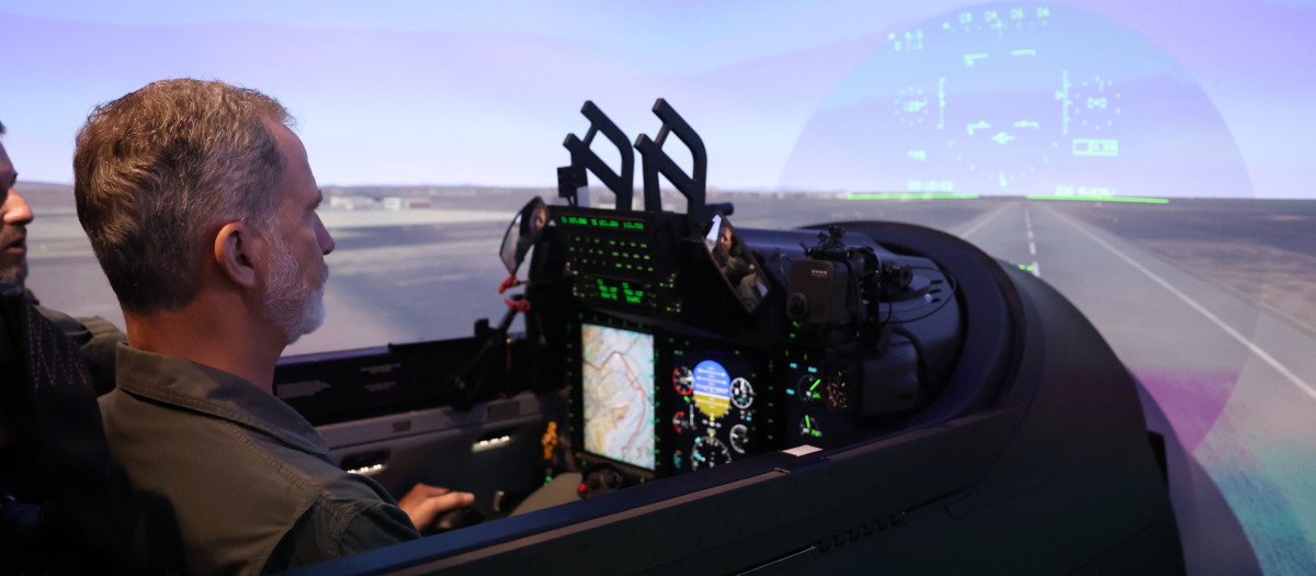 El Rey realiza un vuelo simulado en los nuevos Pilatus de la Academia General del Aire