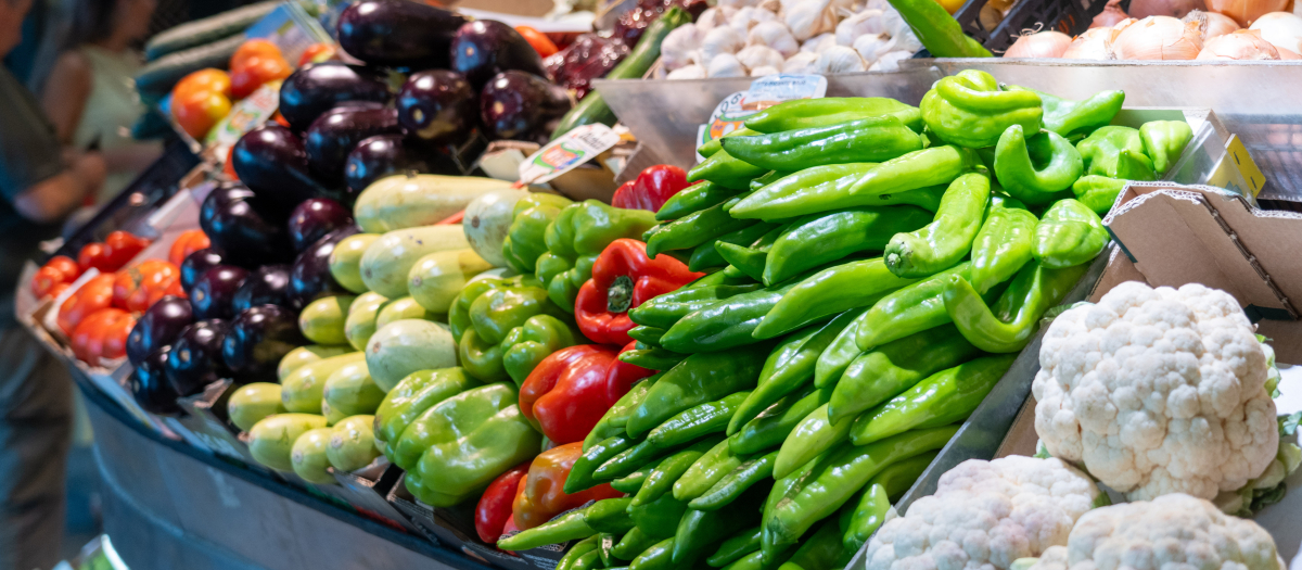 Puesto de alimentos en un mercado de Sevilla