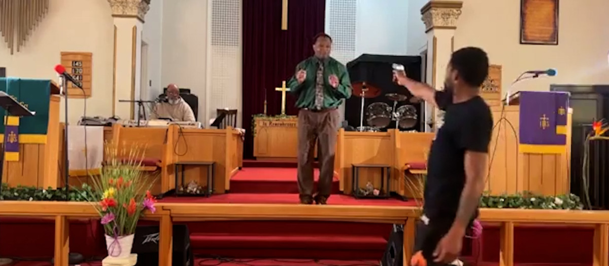 Momento en el que el pastor es encañonado por el asaltante