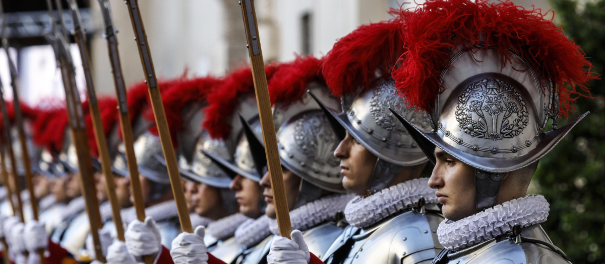 Miembros de la Guardia Suiza del Vaticano marchan antes de la ceremonia de juramento de los nuevos reclutas, este lunes en el Vaticano. El Papa Francisco recibió a los Guardias Suizo sen una audiencia antes de la tradicional ceremonia de juramento