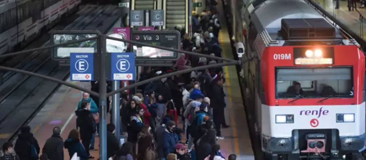 Pasajeros esperando en el andén a un tren de Cercanías en Madrid