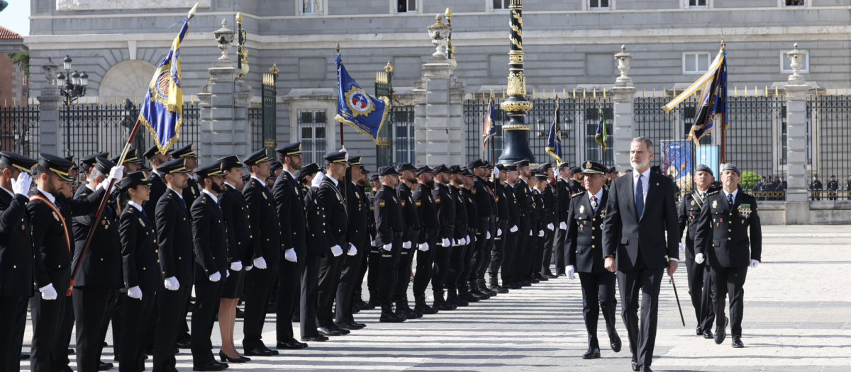 El Rey Felipe VI ha pasado revista a los 300 agentes de diferentes unidades policiales que han tomado parte en el acto