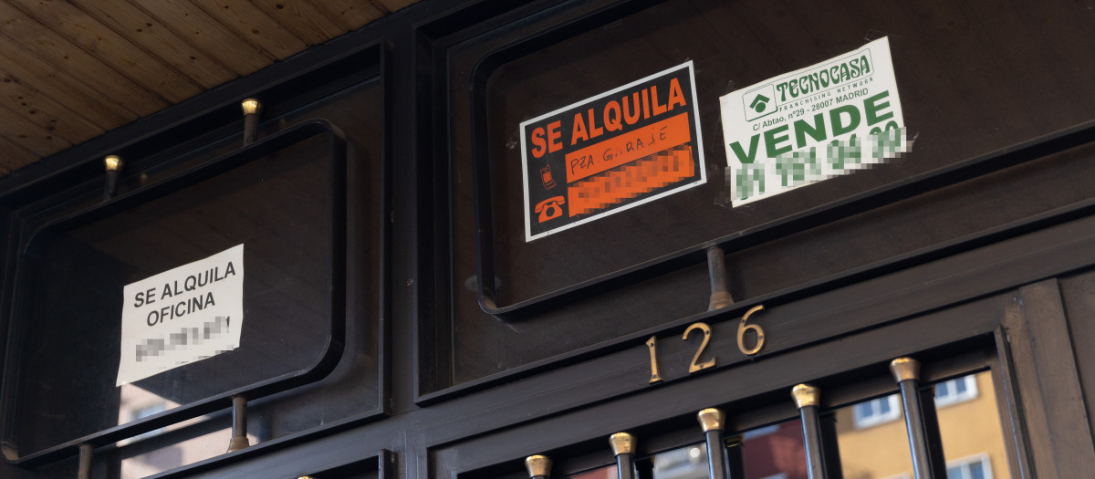 Carteles de 'se alquila' y 'se vende' en Madrid