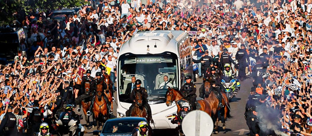 El bus del Real Madrid en su llegada al Bernabéu