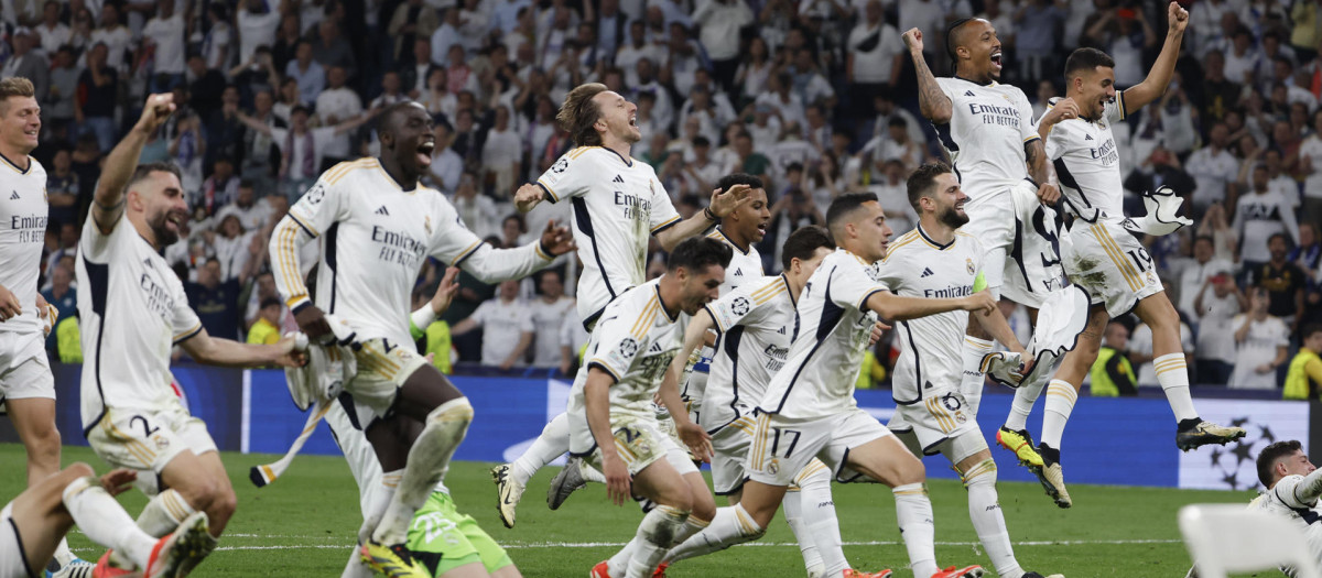 Los jugadores del Real Madrid celebran la victoria de su equipo correspondiente a la vuelta de las semifinales de la Liga de Campeones