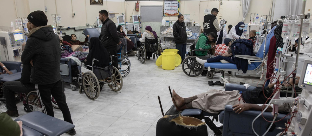 Pacientes renales esperando tratamiento en el hospital Al-Najjar, en Rafah