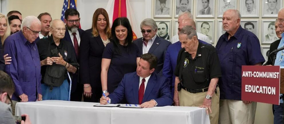 Ron DeSantis, durante la reciente firma de una ley que obligará a las escuelas a enseñar las "atrocidades" del comunismo