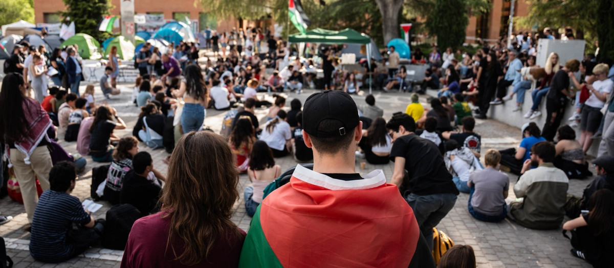 Estudiantes durante una acampada propalestina en Ciudad Universitaria