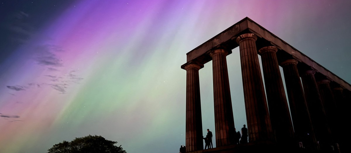 Aurora boreal en monumento Nacional de Escocia