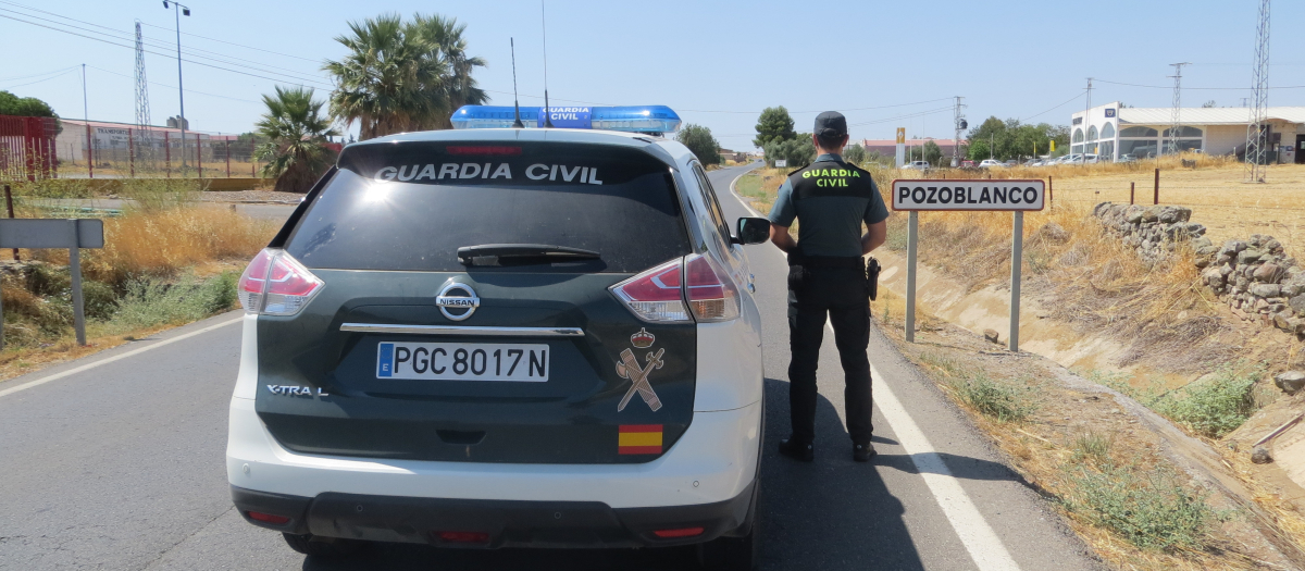 Agente de la Guardia Civil junto a un vehículo del instituto armado pozoblanco