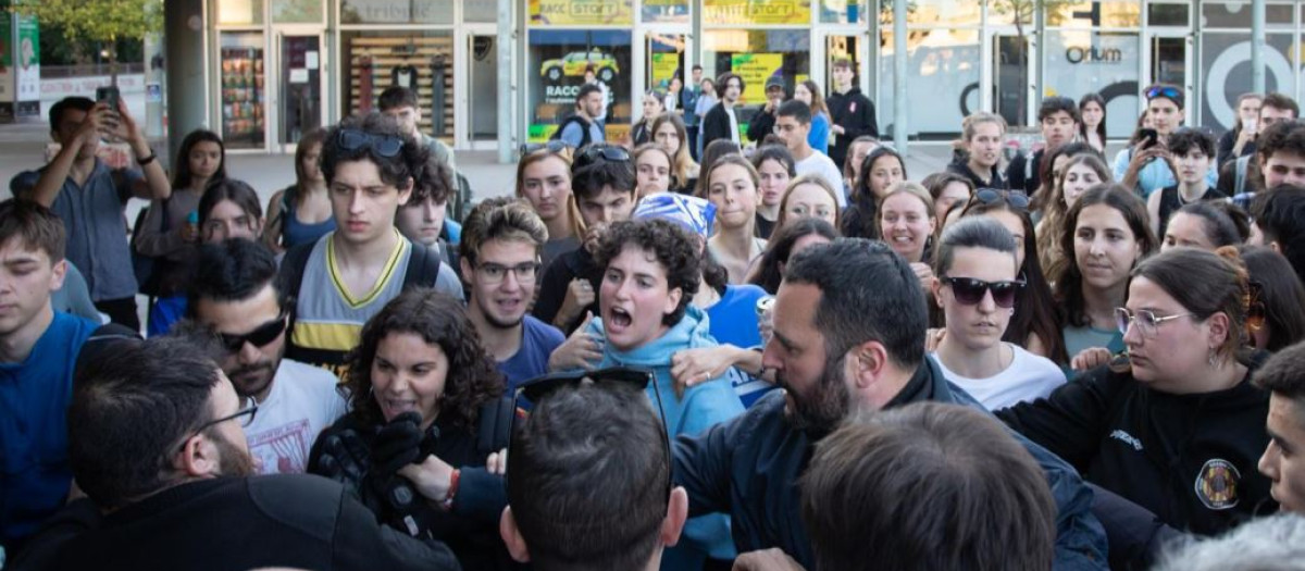 Radicales atacando a los miembros de S'ha Acabat en la UAB