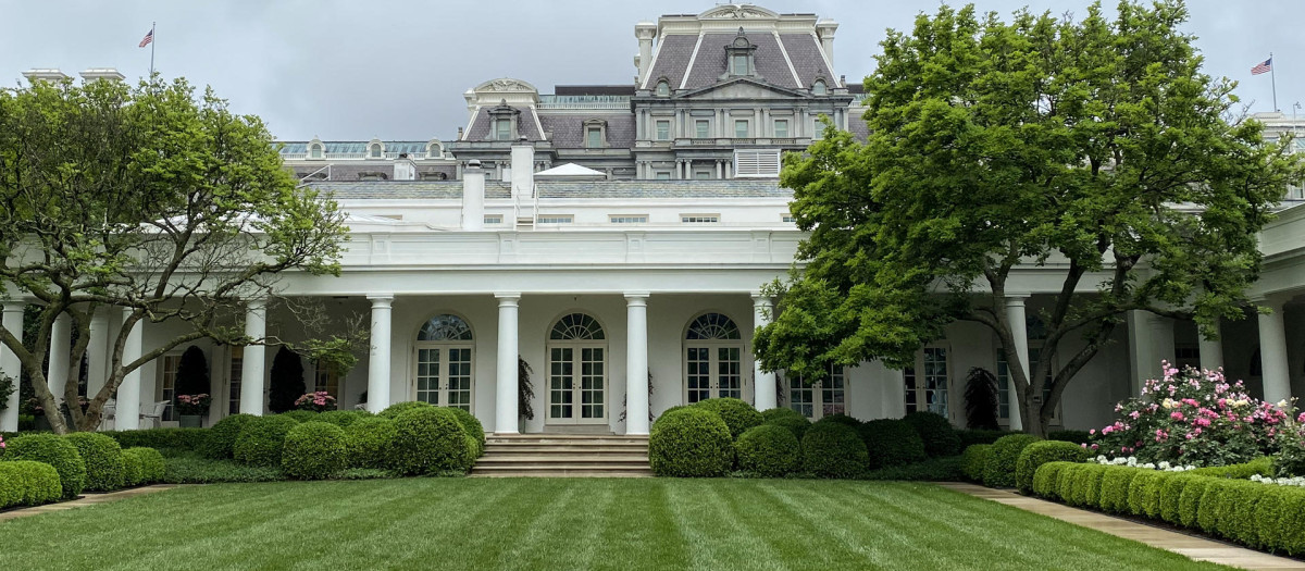 Vista de la entrada a la Casa Blanca desde sus jardines