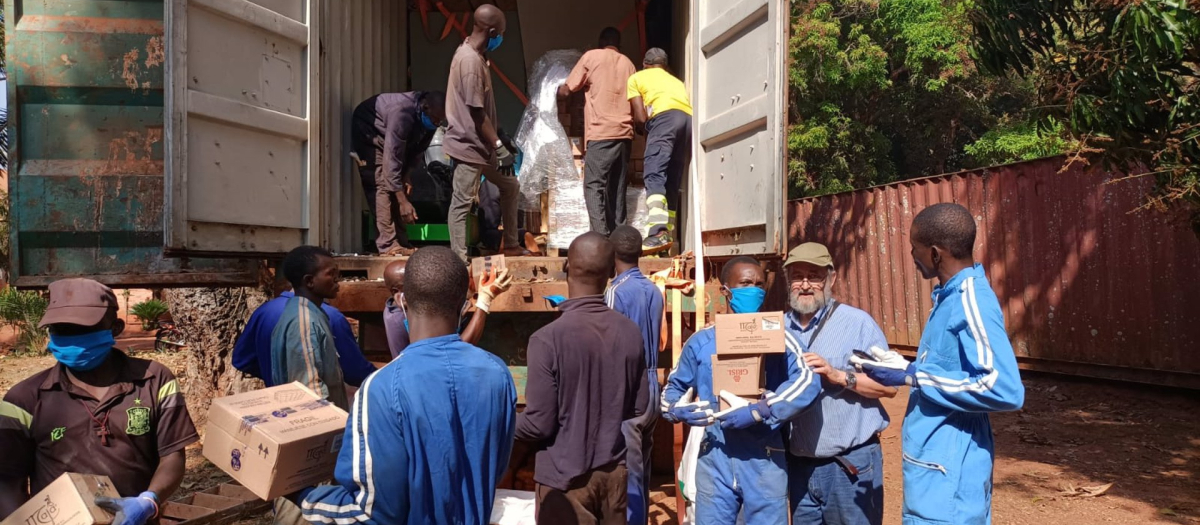 Jóvenes de la Diócesis de Bangassou, en la República Centroafricana, descargan uno de los contenedores con ayuda humanitaria junto al obispo cordobés Juan José Aguirre.
POLITICA AFRICA ANDALUCÍA ESPAÑA EUROPA ESPAÑA EUROPA EUROPA SOCIEDAD INTERNACIONAL REPÚBLICA CENTROAFRICANA AFRICA CÓRDOBA ANDALUCÍA ESPAÑA
FUNDACIÓN BANGASSOU