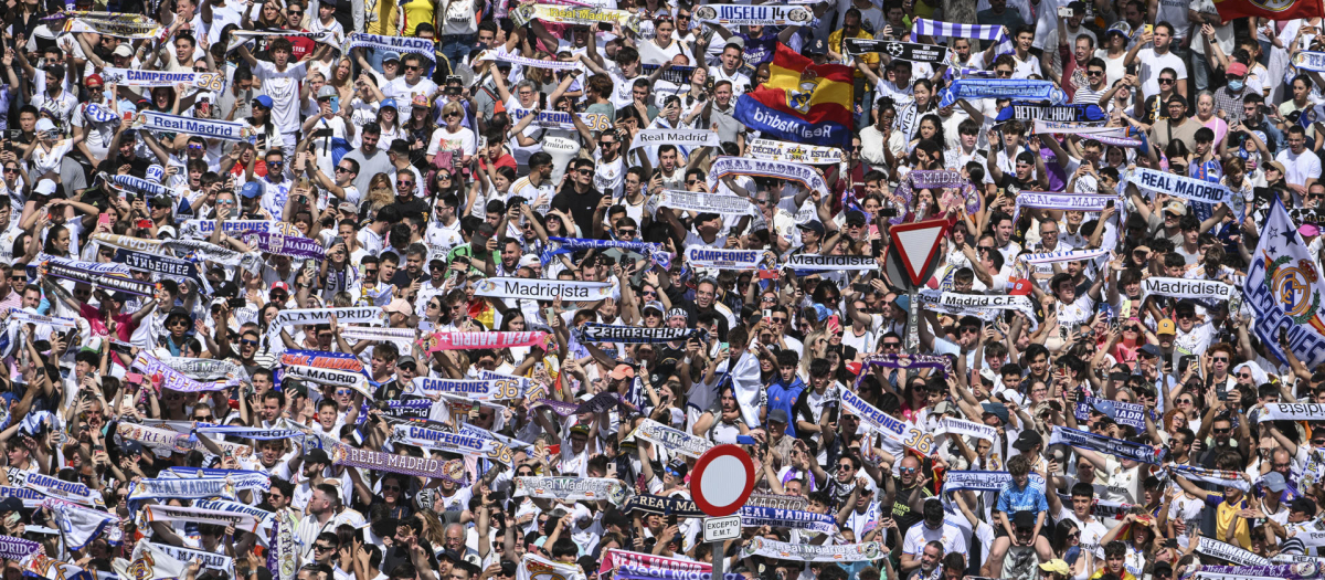 Aficionados del Real Madrid celebran con el equipo la trigésimo sexta Liga, este domingo en la plaza de Cibeles