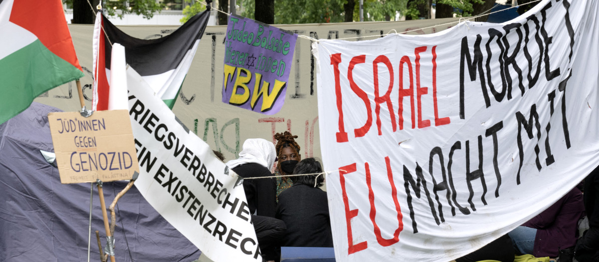 Pancarta en la Universidad de Viena en la que lee: Israel mata, UE participa