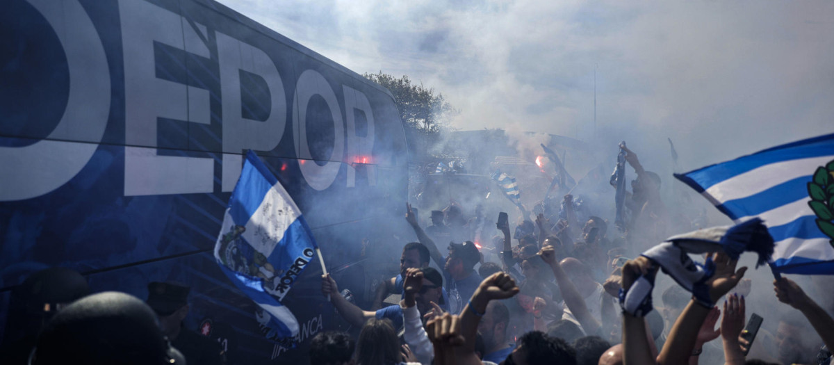 El recibimiento de los aficionados del Deportivo a su equipo en los aledaños del estadio de Riazor