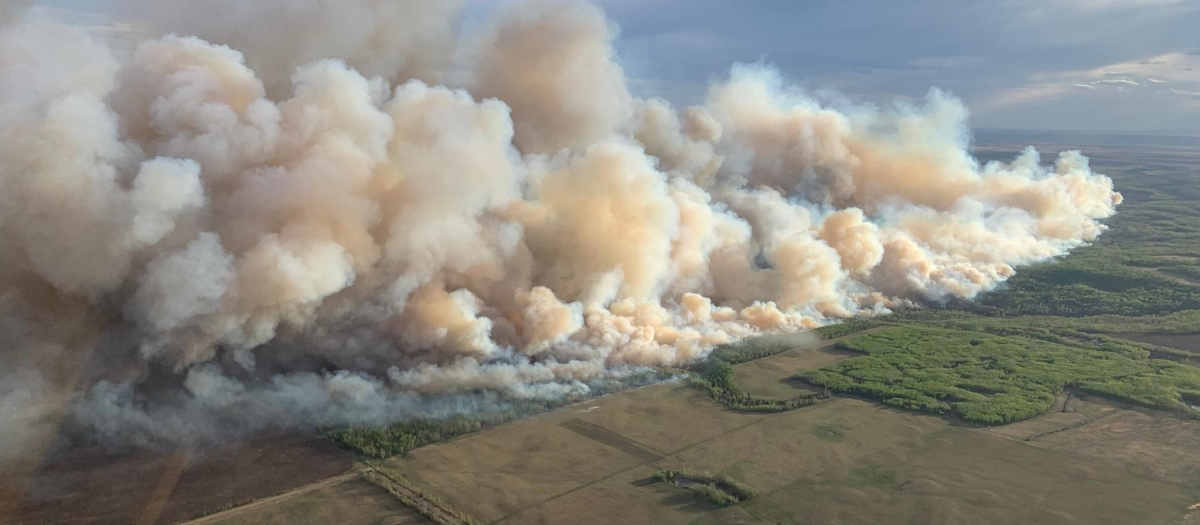 Humo de los incendios forestales que arden en el área del bosque de Grande Prairie, a 4 kilómetros al este de la ciudad de Teepee Creek, en Alberta,