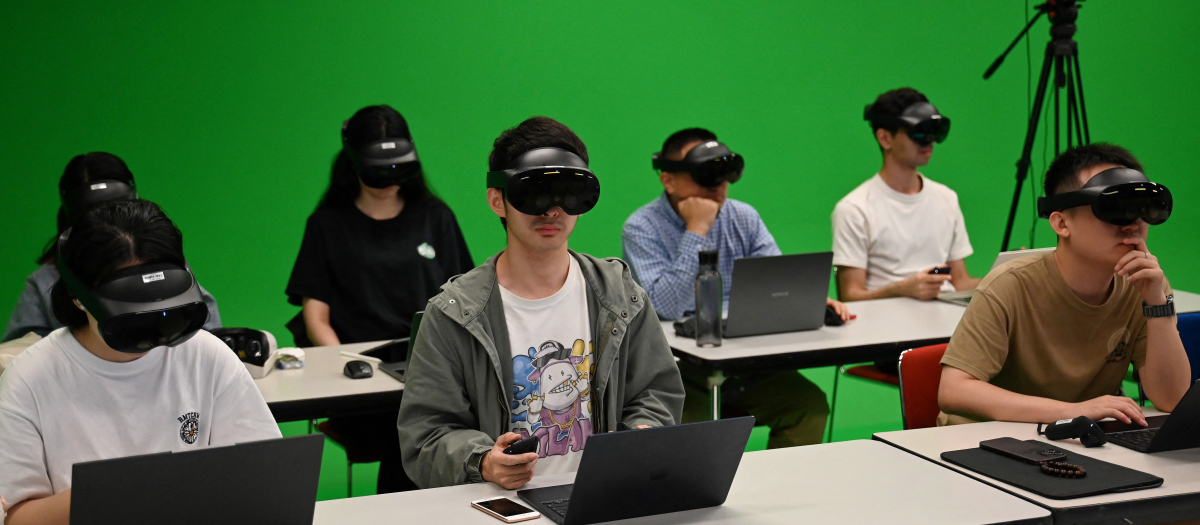 Estudiantes usando cascos de realidad virtual en una clase en la Universidad de Ciencia y Tecnología de Hong Kong (HKUST)
