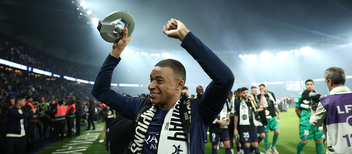 Kylian Mbappé celebró el título de la Ligue One con los aficionados