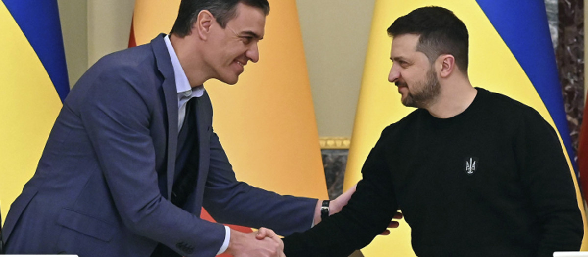 El presidente del Gobierno, Pedro Sánchez y el presidente de Ucrania Volodímir Zelenski en una visita del primero a Kiev