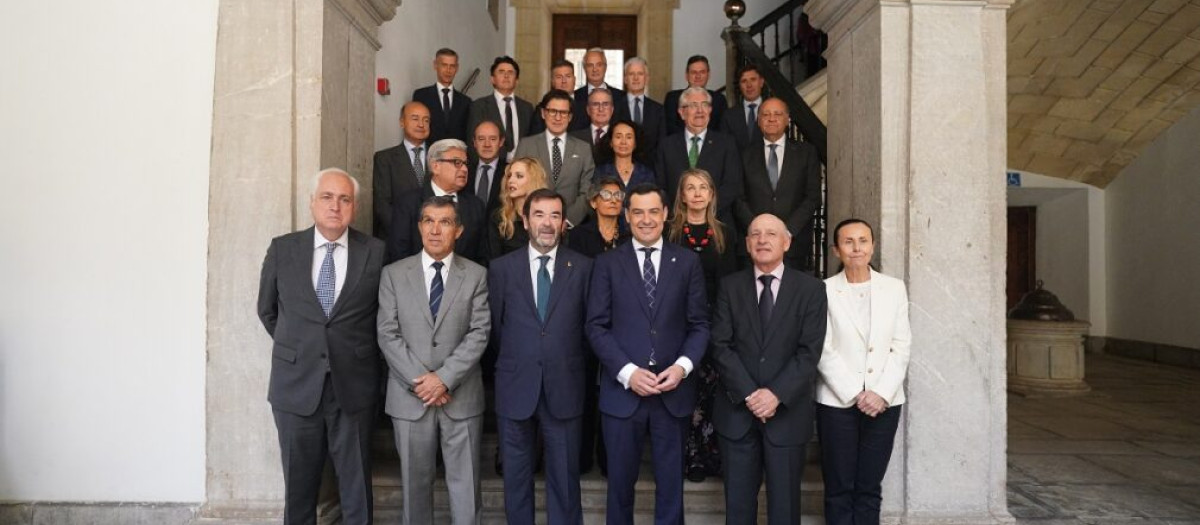 El presidente de la Junta, Juanma Moreno (c), junto al presidente del Tribunal Superior de Justicia de Andalucía, Lorenzo del Río