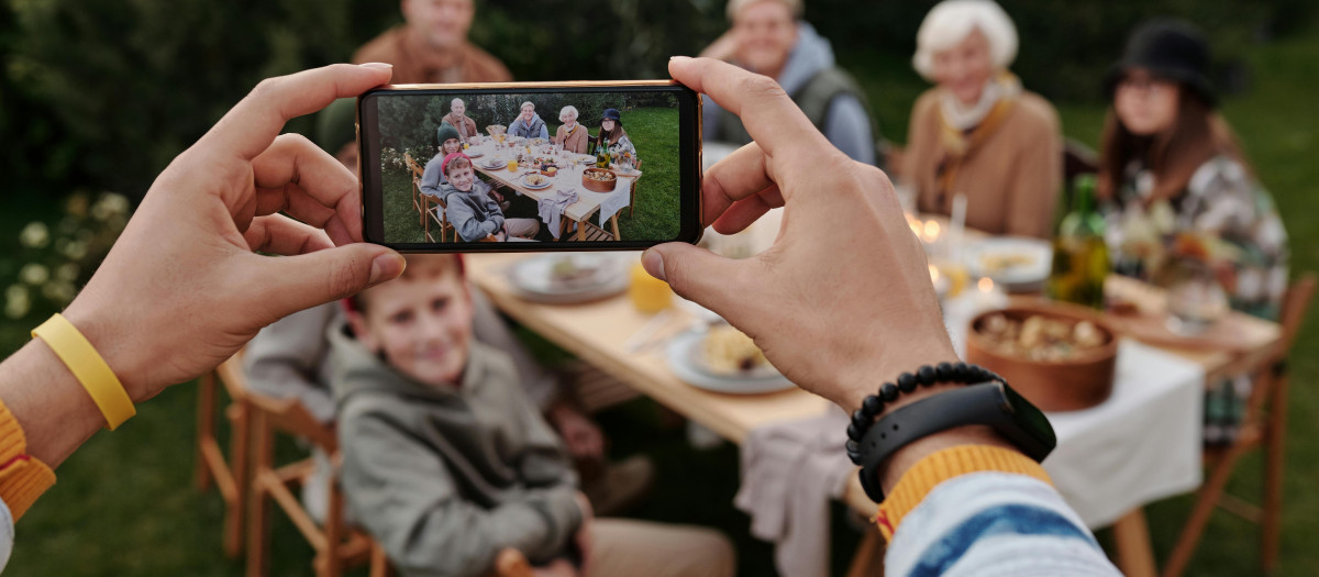 Una persona toma una foto de su familia para las redes sociales