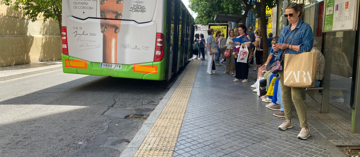 Pavimento podotáctil en una parada de autobús en Claudio Marcelo