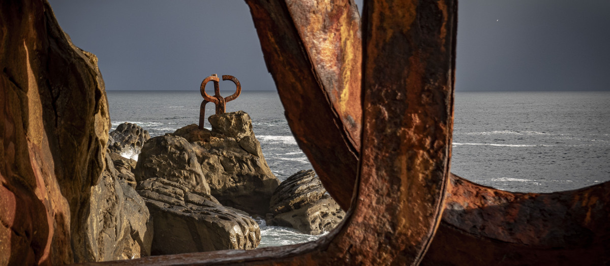 SAN SEBASTIÁN, 14/05/2024.- Vista de la obra escultórica El Peine del Viento de Eduardo Chillida a primera hora de este martes, en el que el el rey Felipe VI visita el Museo Chillida Leku de Hernani que acoge la exposición '100 años de Eduardo Chillida con la Colección Telefónica', enmarcada en los actos de conmemoración del centenario del escultor vasco. EFE/Javier Etxezarreta